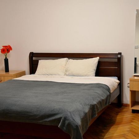 Brand New Apartment In City Center リヴィウ エクステリア 写真
